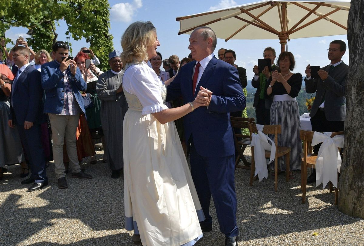 Karin Kneissl, była austriacka minister spraw zagranicznych, zatańczyła z Władimirem Putinem na swoim weselu w 2018 roku