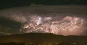 Ten widok robi wrażenie! Potężna burza na tle gwiazd wygląda jak z filmu