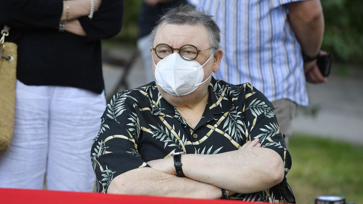 Wojciech Mann na odsłonięciu muralu Kory