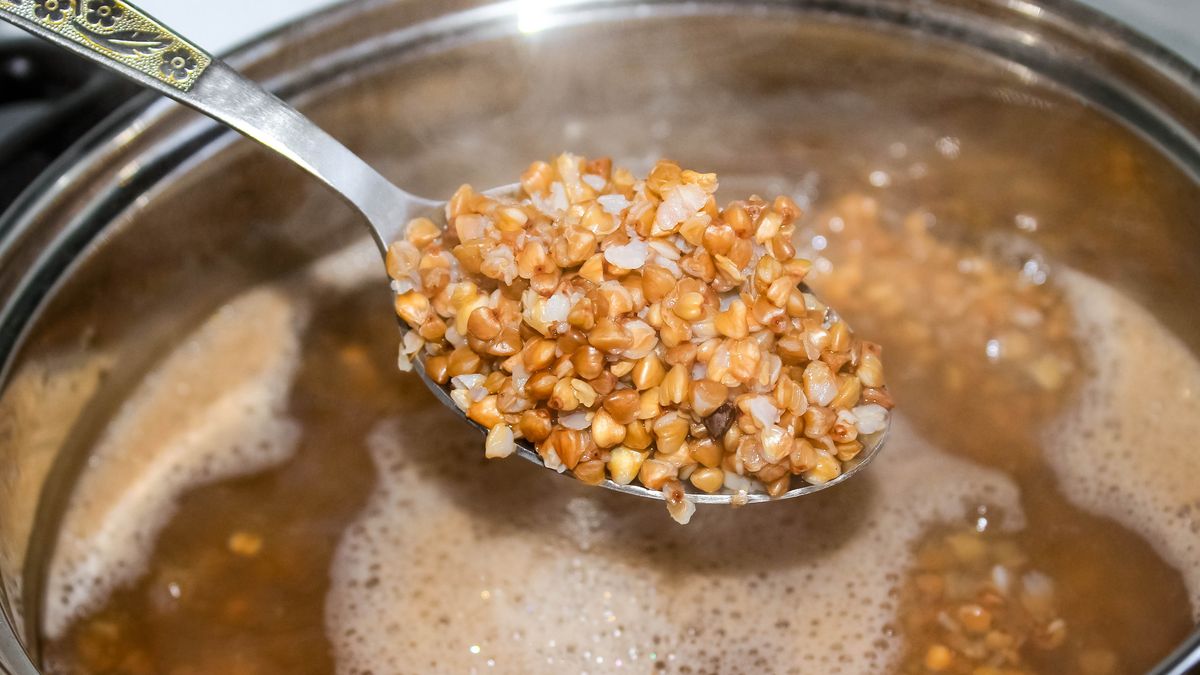 Czy warto przepłukać kaszę przed wrzuceniem do garnka?