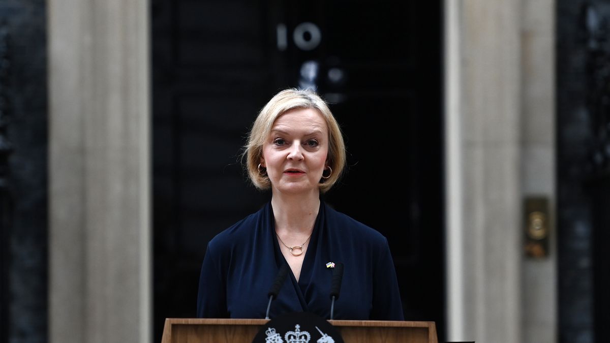 British Prime Minister Liz Truss delivers a resignation statement outside 10 Downing Street in London, Britain, 20 October 2022. Truss gave in to increasing calls for her to resign from Tory MP's. She will remain in power until a new Prime Minister will be appointed. EPA/ANDY RAIN Dostawca: PAP/EPA.