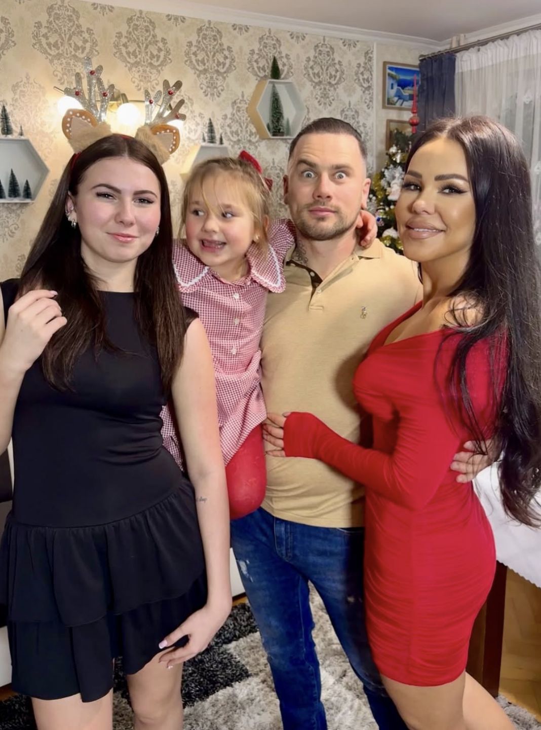 Grzegorz Collins i Sylwia Bomba z córkami
