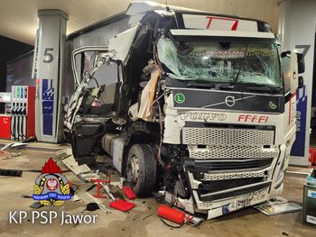 Prosty manewr skończył się poważnymi uszkodzeniami. Wszystko przez gołoledź