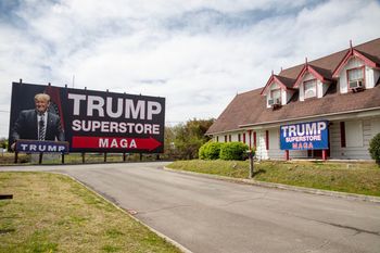 To koniec sklepu z gadżetami z Donaldem Trumpem. Nie ma klientów