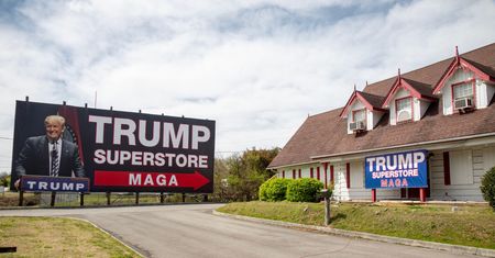 Sprzedawał gadżety z Trumpem. Zamyka sklep. Oto powody