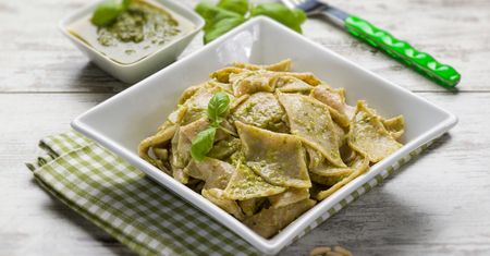 Włoski makaron, który wygląda jak naleśniki. Dodaj pesto i ciesz się pradawnym włoskim specjałem