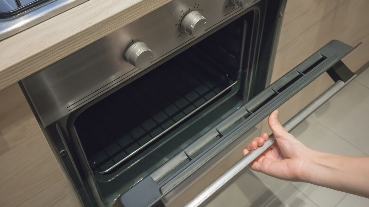 Ukryty guzik w piekarniku. Mało kto wie, do czego służy