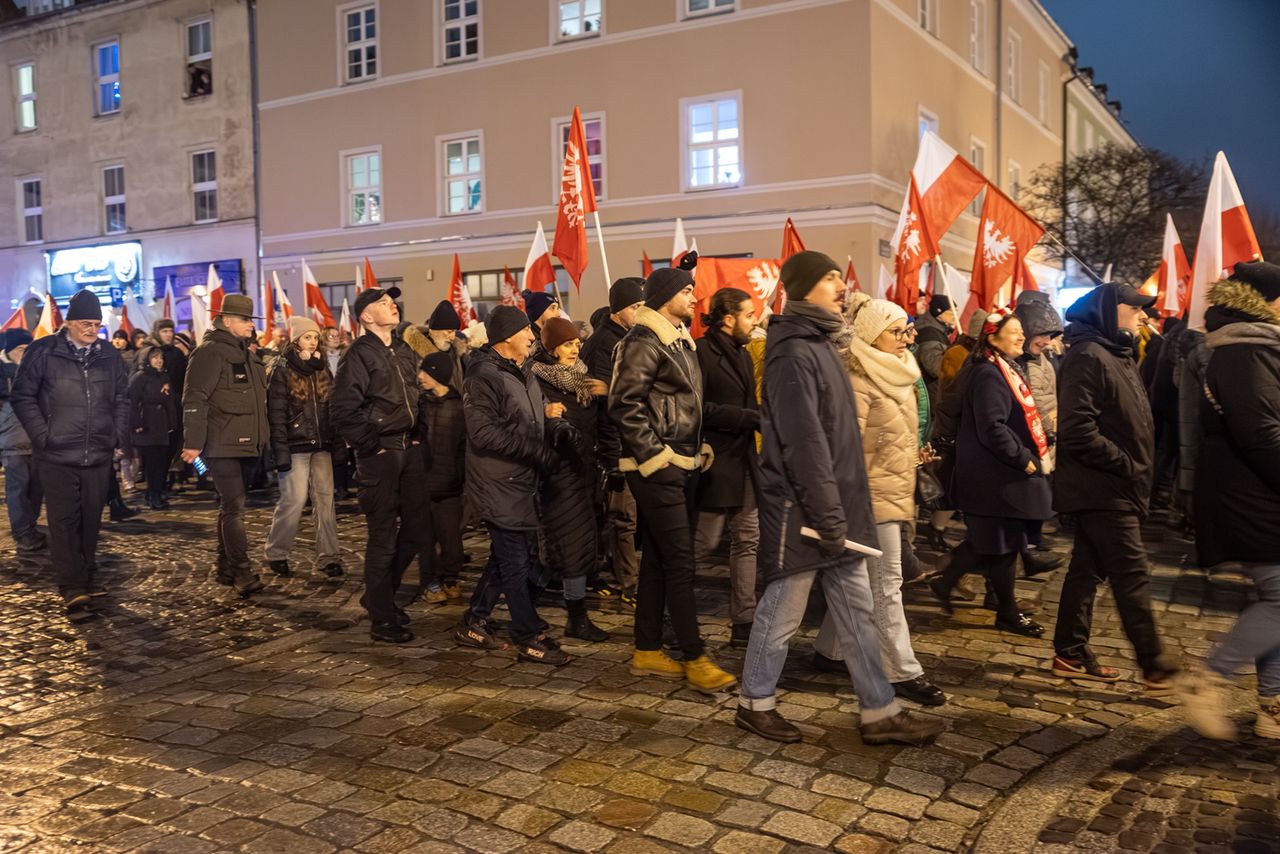 Poznań: 107. rocznica Powstania Wielkopolskiego. Tysiące osób w Marszu Powstańców
