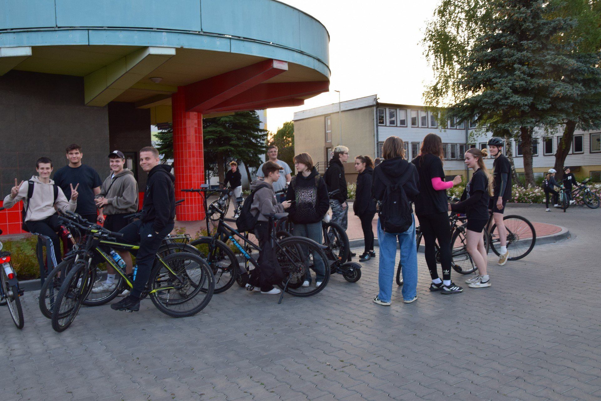 Nocny przejazd rowerowy organizowany przez OSiR Skierniewice zgromadził prawdziwy tłum miłośników dwóch kółek