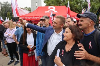 Zwolennicy Karola Nawrockiego manifestują przed Sejmem. W tłumie Robert Bąkiewicz