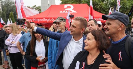 Zwolennicy Karola Nawrockiego manifestują przed Sejmem. W tłumie Robert Bąkiewicz