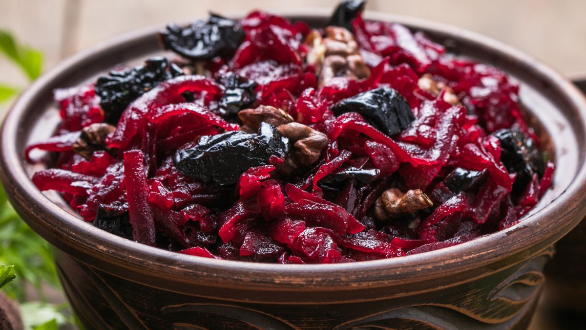 Sałatka z burakami i śliwką to zdrowy dodatek do obiadu