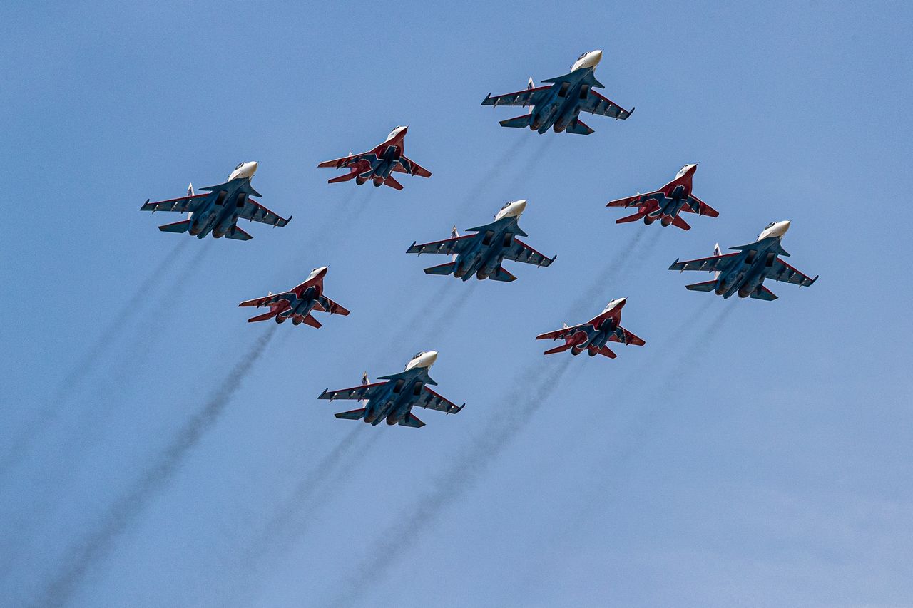 Formacja rosyjskich samolotów Su-30 i MiG-29 - wszystkie to maszyny dwusilnikowe