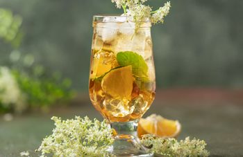 Najmodniejszy drink na długi weekend? Hugo spritz zachwyca świeżością i lekkością