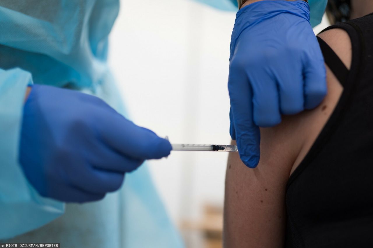 Rzadkie powikłania po szczepionce na COVID. Dotyczą młodych osób. Lekarze uspokajają
