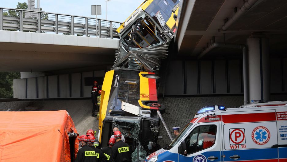 Wypadek autobusu na moście w Warszawie. Kierowca znów zatrzymany