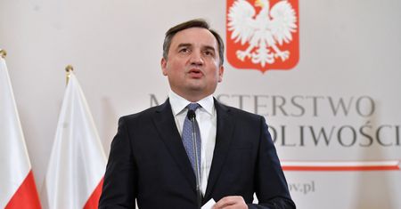 Zakaz adopcji przez pary homoseksualne. Ziobro ujawnia plan