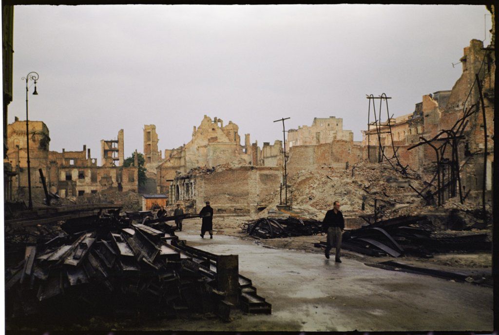 Autor zdjęć przywiózł z tej wyprawy około 100 zdjęć z Polski, które zostały publicznie pokazane na wystawie - 1947 BARWY RUIN. Warszawa i Polska w odbudowie na zdjęciach Henry'ego N. Cobba. Kolor na zdjęciach z Polski w latach czterdziestych to ogromna rzadkość. Zazwyczaj mamy do czynienia ze zdjęciami czarno-białymi, które dają pewien dystans, kolor zwiększa wrażenie rzeczywistości i uwspółcześnia wizerunek powojennej Warszawy.