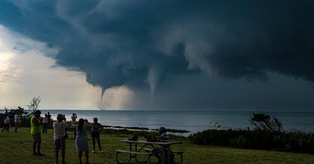 Trąba wodna jakiej nie było. Fotograf ujął bardzo rzadkie i przerażające zjawisko