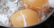 Sposób na pękające skorupki. Prosty trik w trakcie gotowania jajek