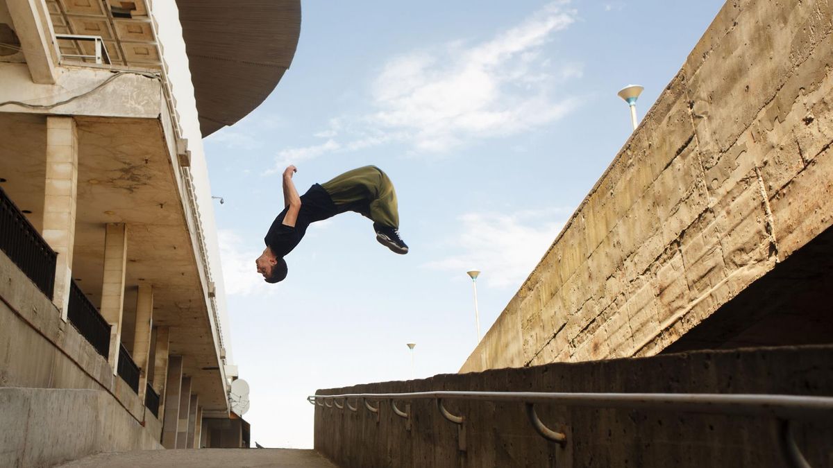 Parkour jest sportem ekstremalnym i szalenie widowiskową formą aktywności fizycznej