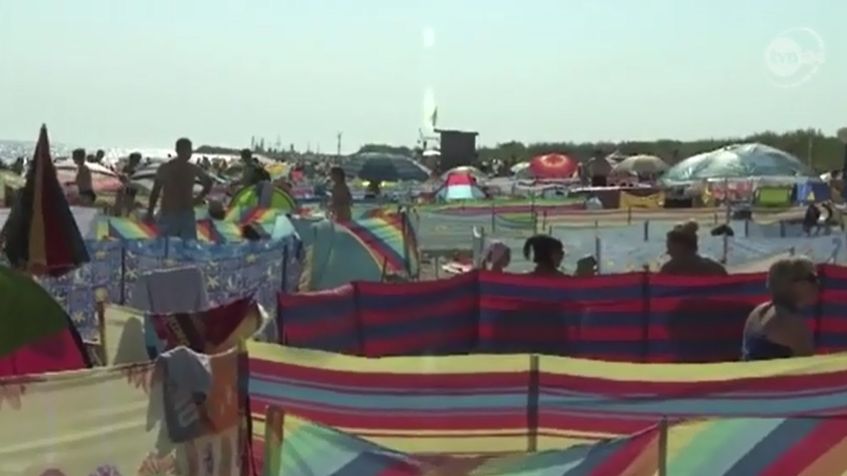 Niektórzy plażowicze potrafią iść na plażę rozłożyć parawan o 5 rano 