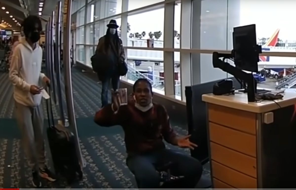 Kobieta uciekała przed policjantem na zmotoryzowanej walizce 