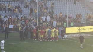 Kibice Korony Kielce z Młyna po meczu przeprowadzili rozmowę z piłkarzami, ale żaden zawodnik nie został uderzony. Jest komunikat klubu