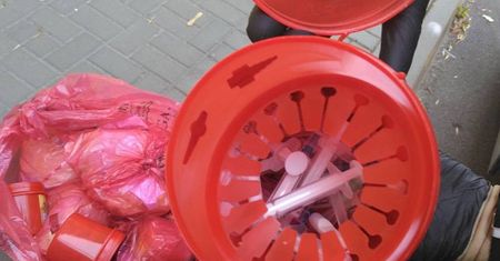 Worek z odpadami medycznymi leżał na chodniku. Na zgubę trafili strażnicy miejscy