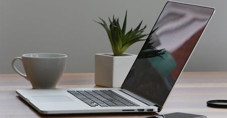 Apple ostrzega, że korzystanie z zaślepek na kamerę może bardzo zaszkodzić MacBookom