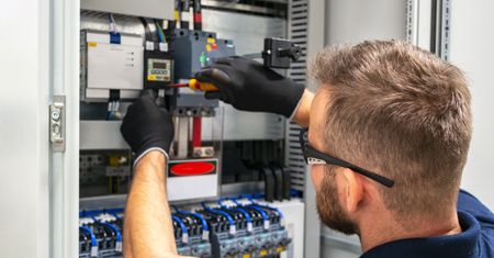 34 tys. zł za miesiąc pracy elektryka. Tyle w tym kraju płacą za fach