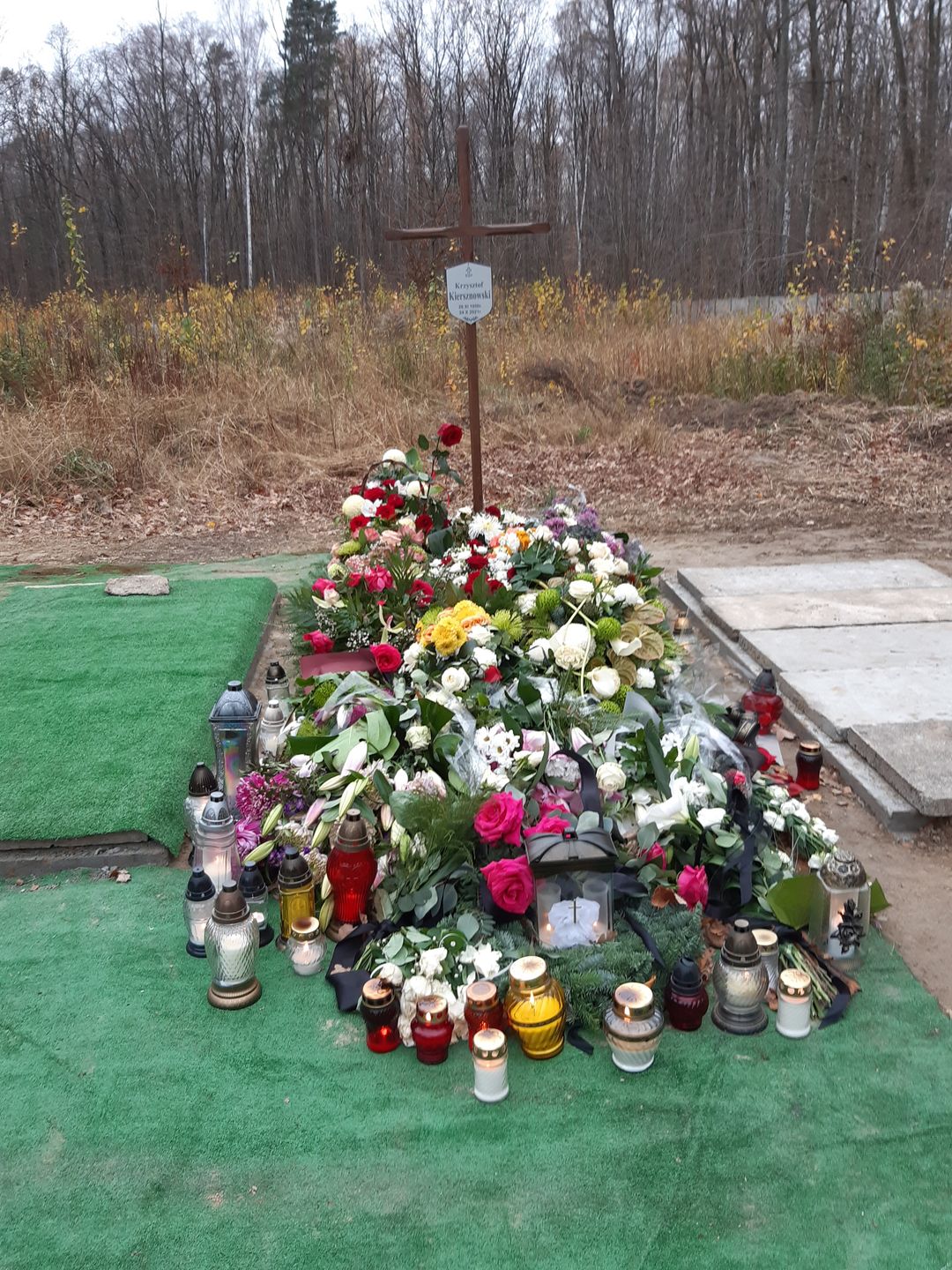 Tak wygląda grób Kiersznowskieg. Mieszkańcy Komorowa zostawili na nim wiele kwiatów i zniczy