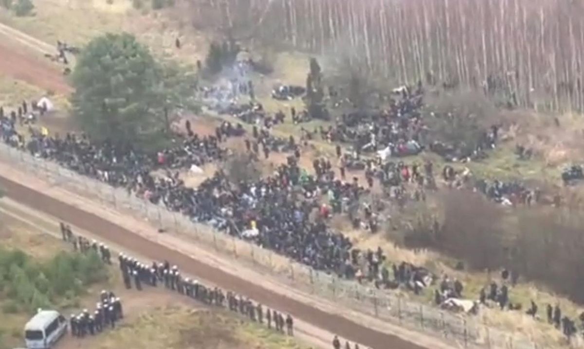 Setki migrantów zgromadzonych niedaleko przejścia granicznego w Kuźnicy (Fot. Ministerstwo Obrony Narodowej/Twitter)