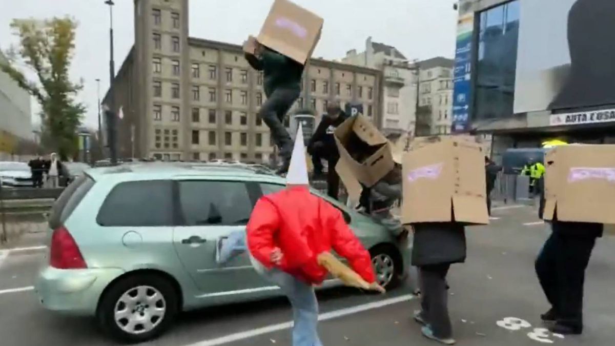 "Crawly" i grupa dzieci niszczy samochód.