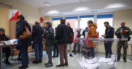 Kolejki w lokalach. Politycy czekają po kilkanaście minut