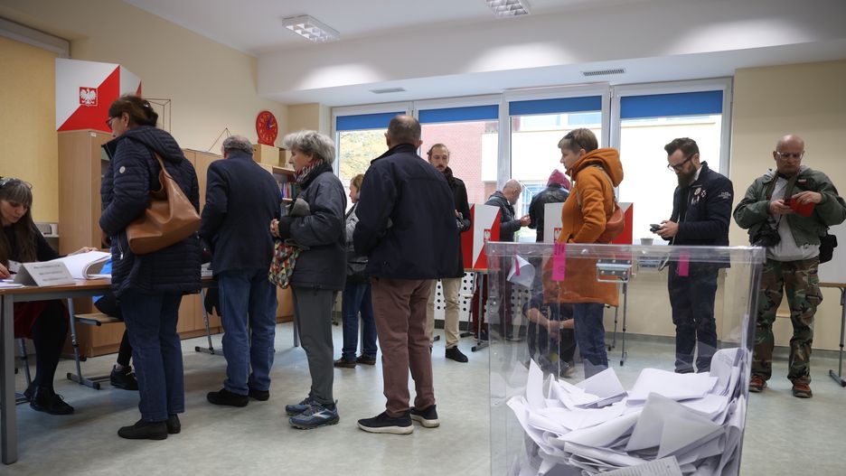 Warszawa, 15.10.2023. Wybory parlamentarne 2023. Lokal wyborczy w Szkole Podstawowej nr 310 w Warszawie gdzie, 15 bm. odda swój głos przewodniczący PO Donald Tusk. Trwa głosowanie w wyborach parlamentarnych i towarzyszącym im referendum. Do jego zakończenia obowiązuje cisza wyborcza i referendalna. (aldg) PAP/Leszek Szymański
