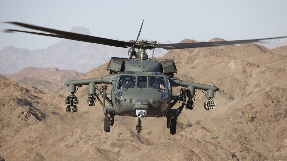 Śmigłowiec Black Hawk w powietrzu, zdjęcie ilustracyjne