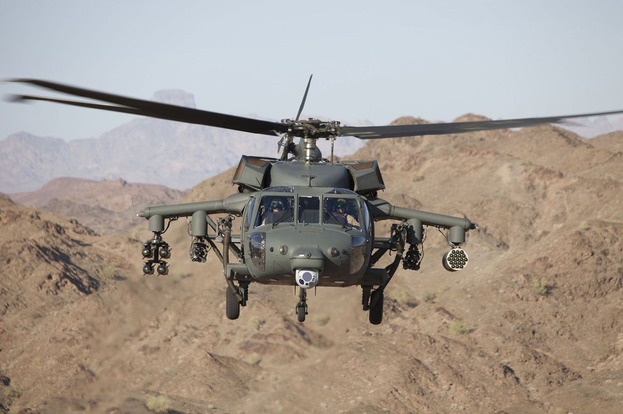 Śmigłowiec Black Hawk w powietrzu, zdjęcie ilustracyjne