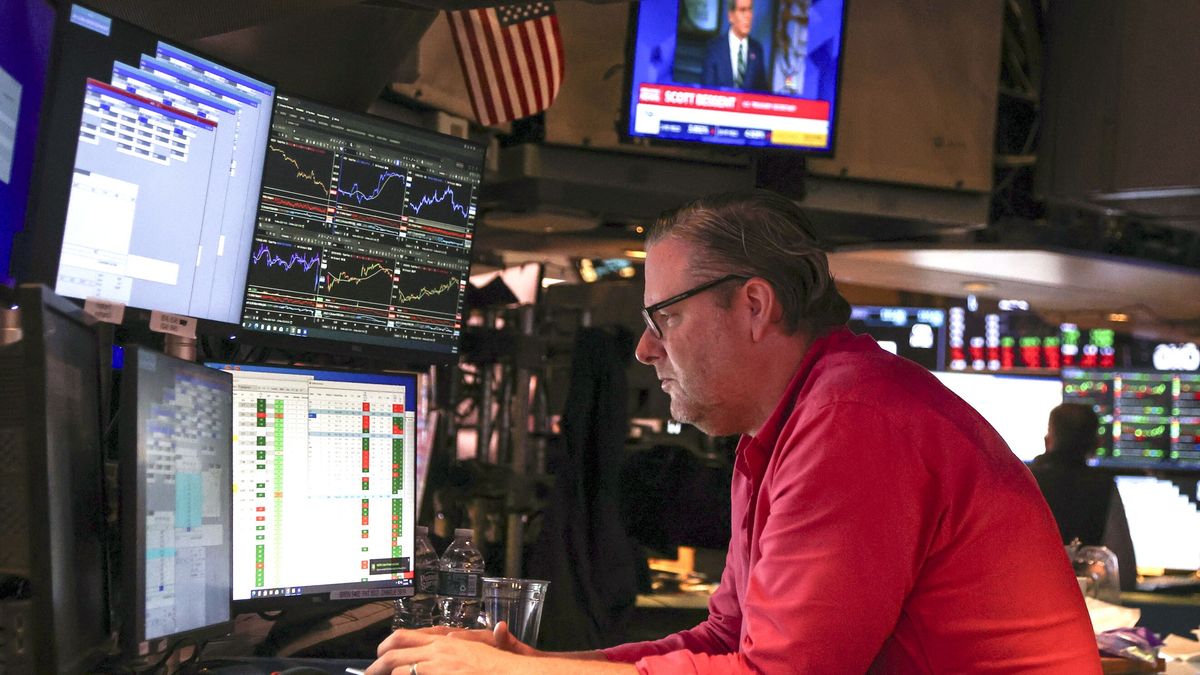 A trader works on the floor of the New York Stock Exchange (NYSE) after the opening bell in New York, New York, USA, 23 March 2026. Stock markets surged on 23 March after US President Trump announced a postponement of military strikes on Iranian energy infrastructure, citing 'productive' talks with Iran. EPA/SARAH YENESEL Dostawca: PAP/EPA.