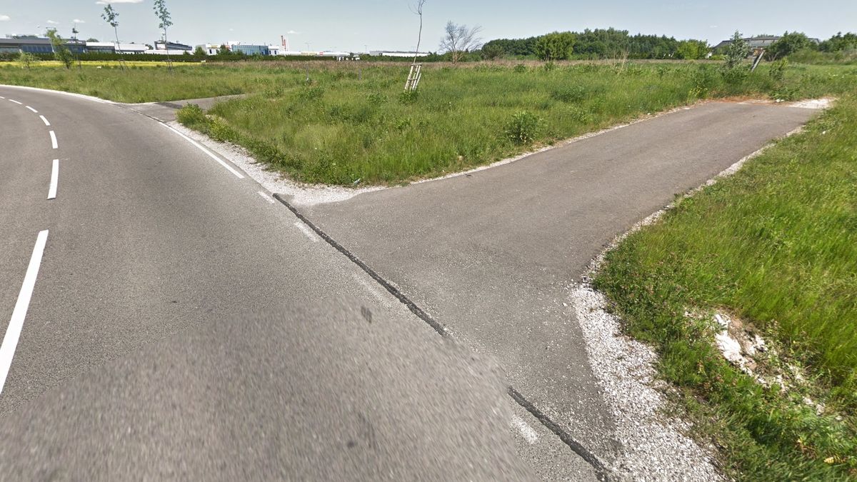 To nic, że droga prowadzi donikąd. Tu jest skrzyżowanie i trzeba ustąpić pojazdom, które stamtąd wyjeżdżają. Chyba, że jest to wyjazd z pola, ale kto to wie?