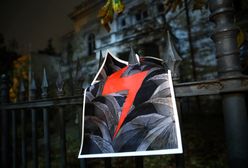 Warszawa. Policjanci weszli do mieszkania i ściągnęli flagę Polski z błyskawicą