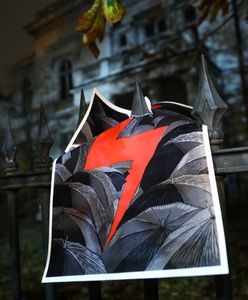 Warszawa. Policjanci weszli do mieszkania i ściągnęli flagę Polski z błyskawicą