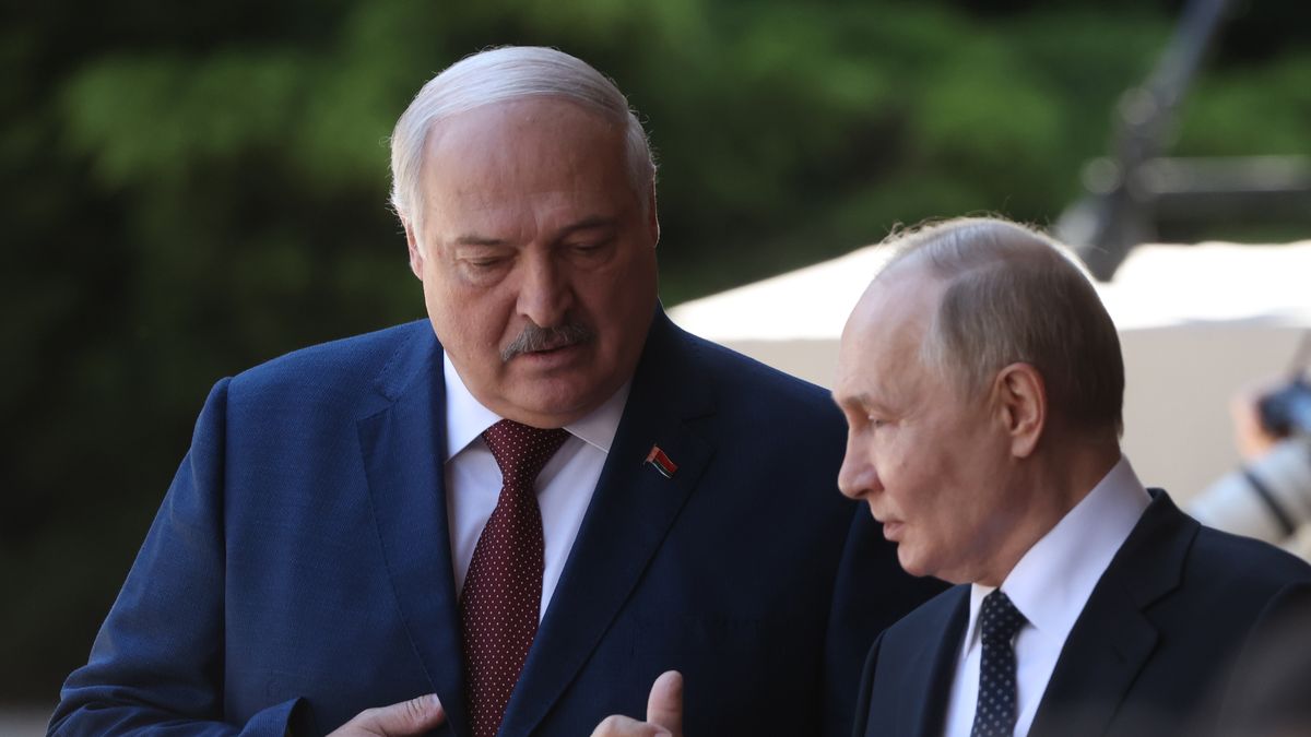MINSK, BELARUS - MAY 24 (RUSSIA OUT) Russian President Vladimir Putin (C) and Belarusian President Alexander Lukashenko attend a welcoming ceremony during their meeting at the Palace of Independence on May 24, 2024 in Minsk, Belarus. Vladimir Putin is having a two-day visit to Belarus. (Photo by Contributor/Getty Images)