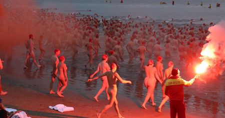 Trzy tysiące osób nago na plaży. "To było naprawdę trudne doświadczenie"
