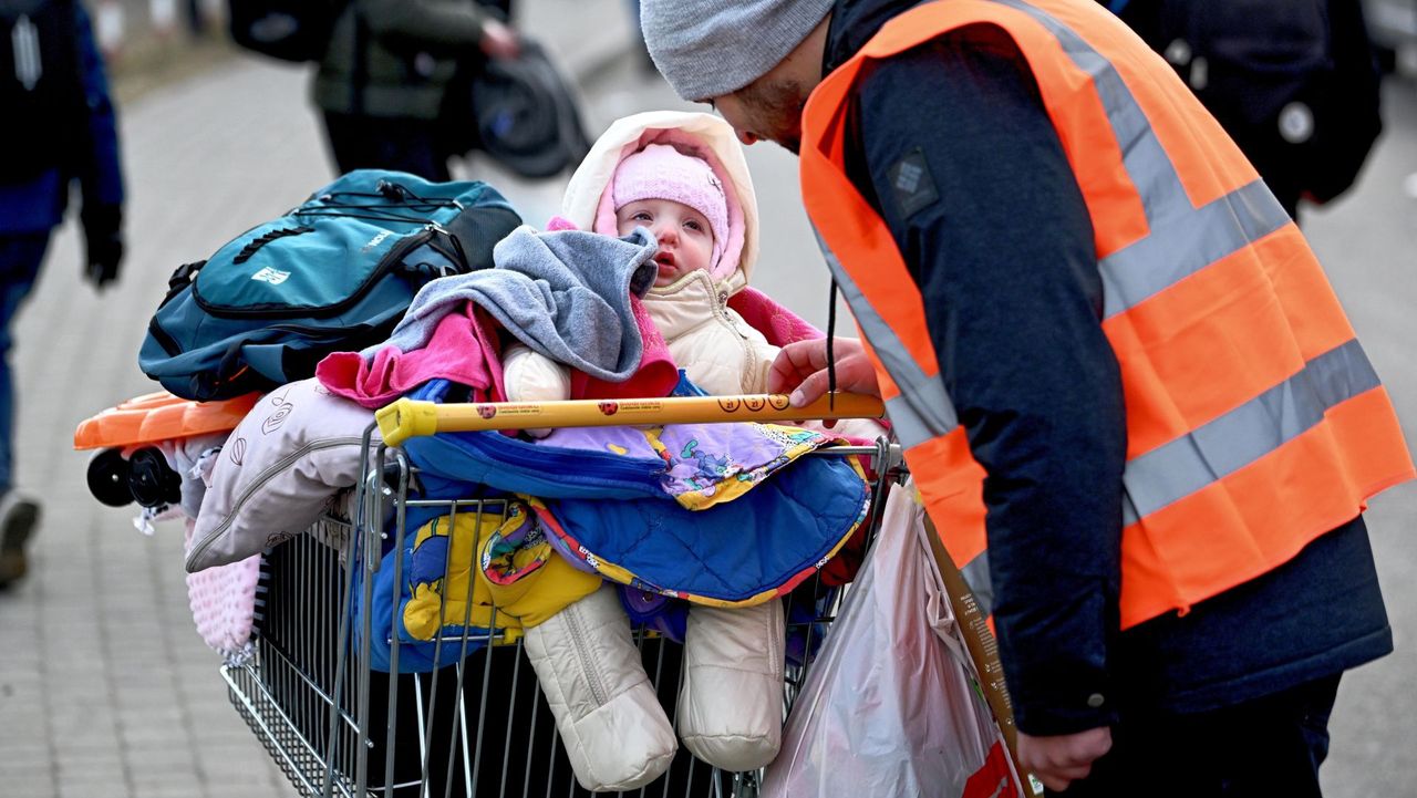 Medyka. Wolontariusz przy ukraińskim dziecku, które matka na chwilę pozostawiła pod jego opieką