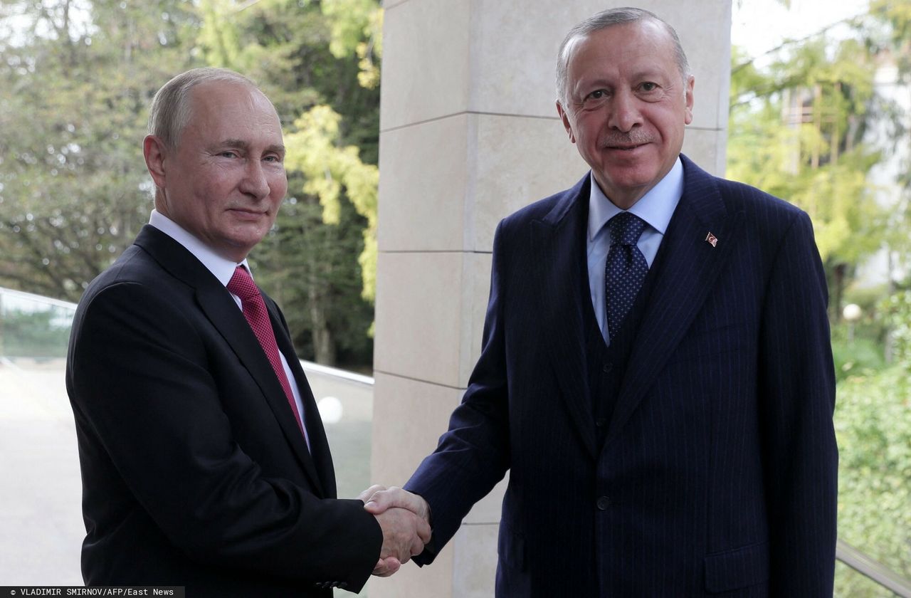 Turcja nie zerwie relacji z Rosją? "Nie będzie palenia mostów". Na archiwalnym zdjęciu prezydenci Rosji i Turcji 