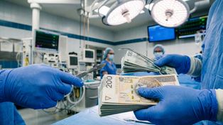 Prawie 8 tys. zł w godzinę. Szpital ujawnił, ile płaci za pracę na NFZ