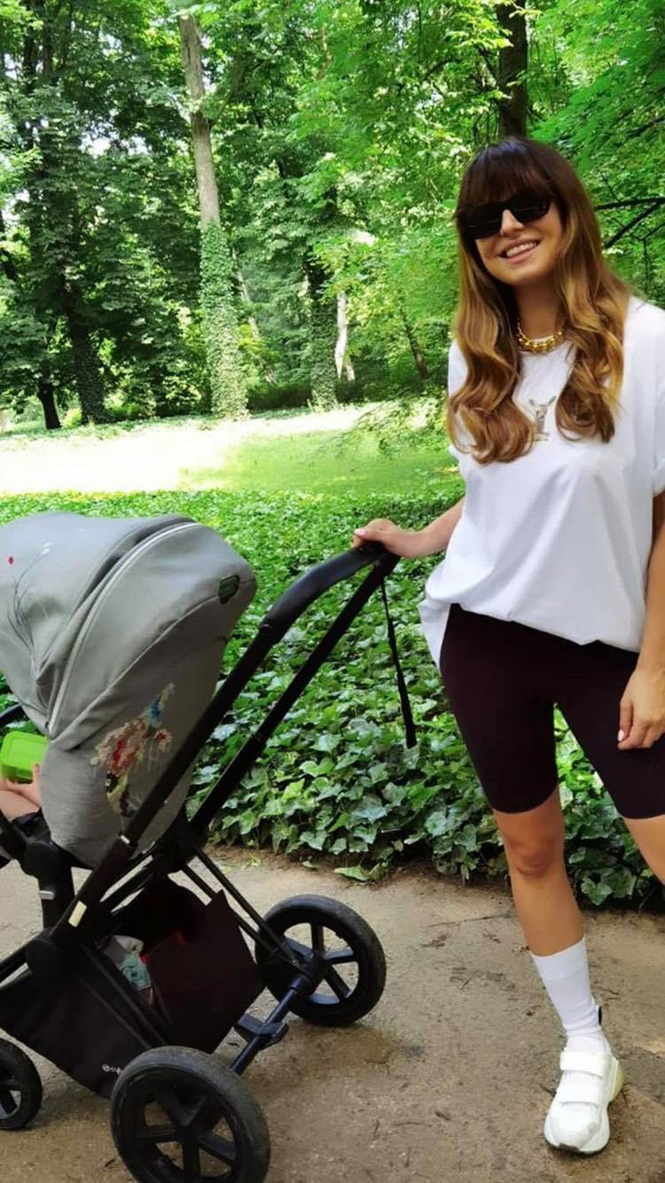 Anna i Robert Lewandowscy na rodzinnym spacerze z Laurą i Klarą