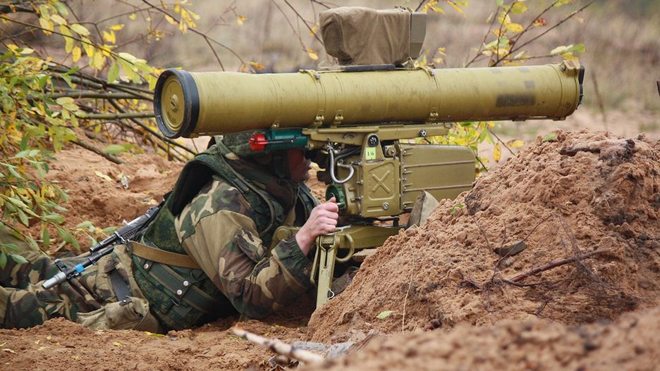 Białoruski żołnierz korzystający z 9M113 Konkurs; zdjęcie ilustracyjne 