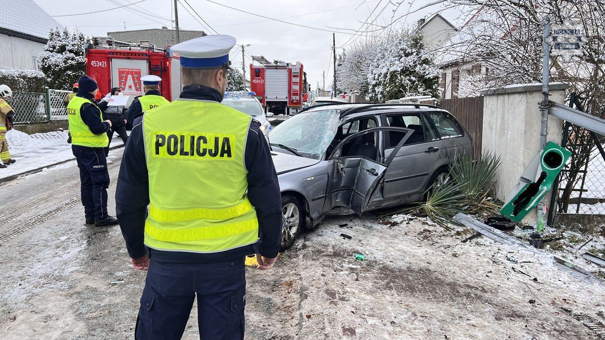 Poważny wypadek. BMW, którym jechała matka z córką, wbiło się w ogrodzenie